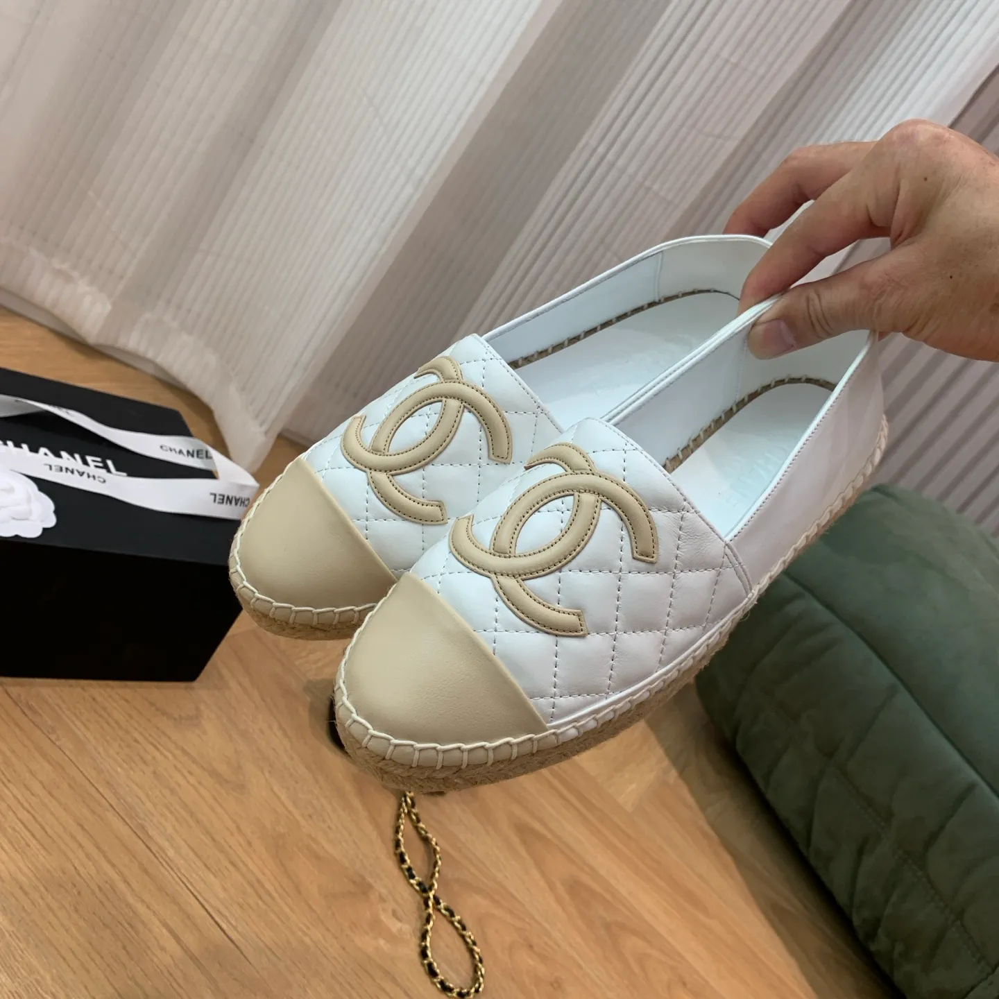 👟👟Ex-factory price 480👟👟 👑New colors are coming ✌️The new version of Chanel fisherman shoes is coming❗️Delivered in a complete set of top-notch packaging. The quality of my fisherman shoes has not been introduced much, everyone who has tried it knows it! The original customized upper, and my outsole is the original translucent outsole, the opaque outsole is the wrong version, full set of authentic packaging ❗️ size: 35-40, running price